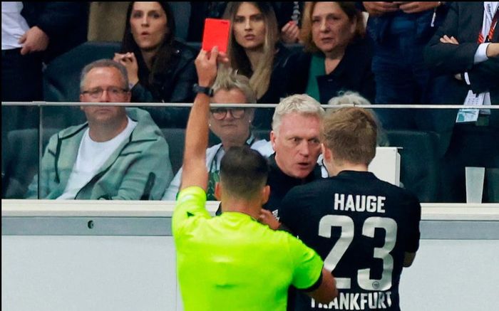 HLV David Moyes bị đuổi khỏi sân sau khi sút vào cậu bé nhặt bóng