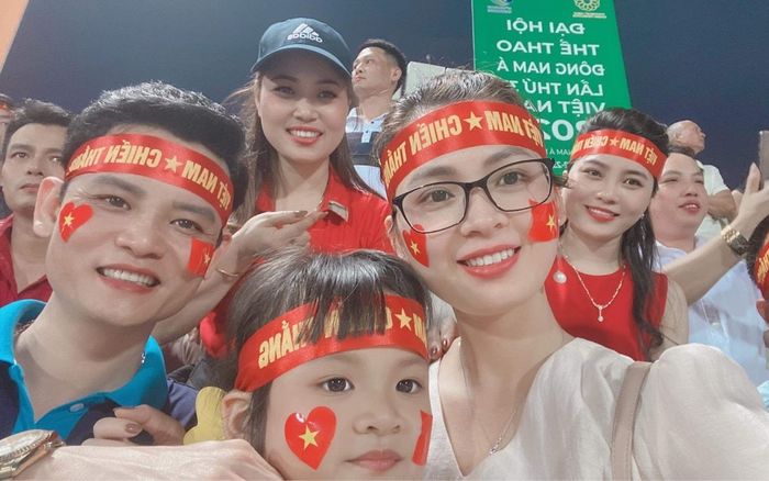 Ngắm dàn hot girl xinh đẹp cổ vũ cho U23 Việt Nam