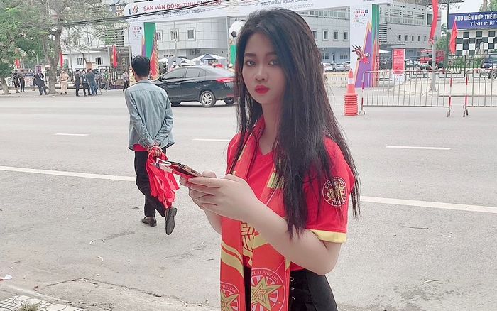 Hot girl xinh đẹp mê Hoàng Đức đi hàng trăm cây số cổ vũ U23 Việt Nam