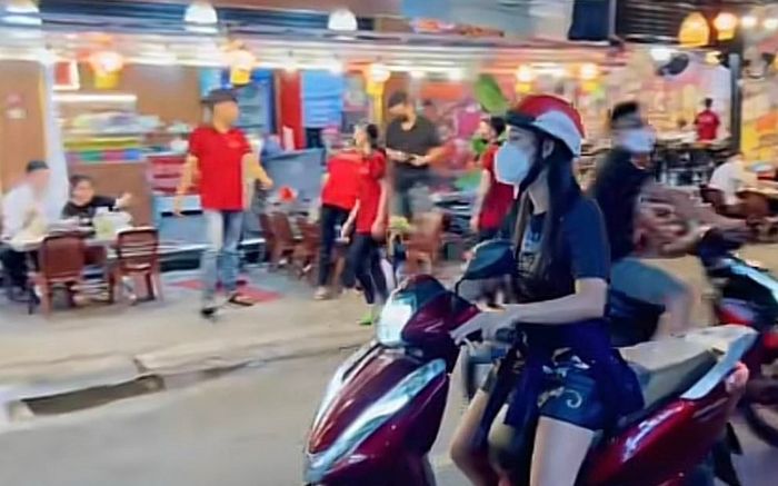 'Team qua đường' bắt gặp Hoàng Oanh tự chạy xe máy, Ái Phương đi xe công nghệ ra về sau sự kiện