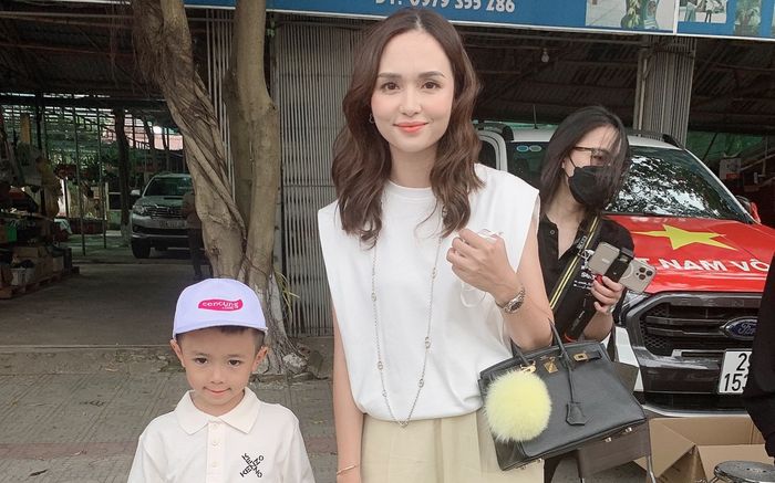 Vợ Văn Quyết cùng con trai đi cổ vũ U23 Việt Nam