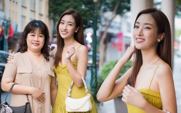 Hiếm hoi đưa mẹ 'lên sóng', Đỗ Mỹ Linh khiến fan 'ồ zê' vì nhan sắc trẻ trung của mẹ ruột