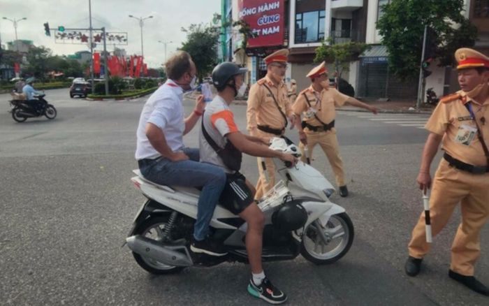 Báo Thái Lan đăng tin HLV Polking đi xe máy, không đội nón bảo hiểm đến sân Thiên Trường