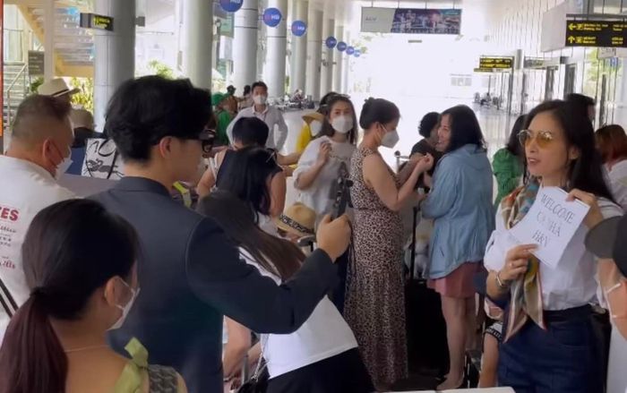 Ngô Thanh Vân và Huy Trần đích thân đón khách mời, còn phát 'cẩu lương' giữa sân bay