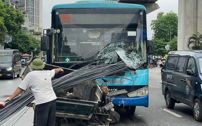 Xe 3 bánh chở bó sắt xuyên thủng đầu xe buýt giữa phố Hà Nội