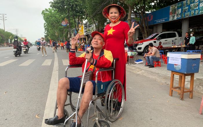Xúc động chuyện CĐV 65 tuổi ngồi xe lăn vượt hàng trăm cây số, vợ đẩy đi cổ vũ U23 Việt Nam