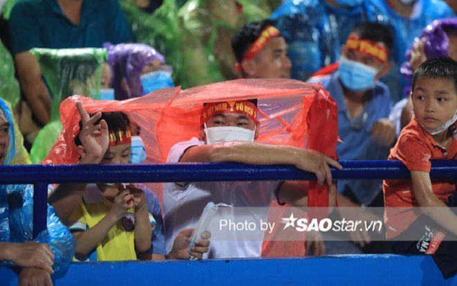 Khán giả đội mưa cổ vũ thầy trò HLV Park Hang Seo­­­­­­