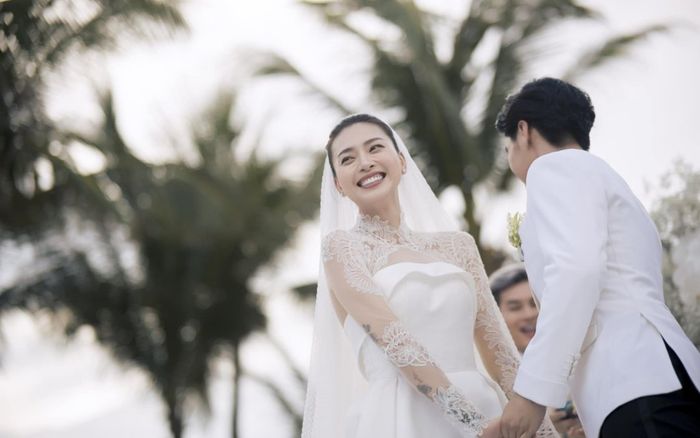 Tổng hợp loạt váy cưới của Ngô Thanh Vân: Từ kín đáo đến 'trễ nải', xuyên thấu đều đủ cả