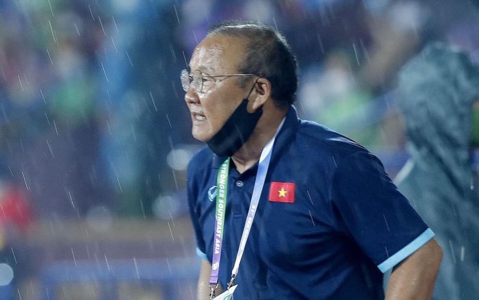 Clip ông Park đi vào, 6 cầu thủ U23 Việt Nam ở lại tập sau trận hoà Philippines