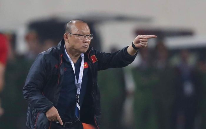 Lời bào chữa vụng về của ông Park: Bậc thầy phòng ngự lại than thở Philippines 'đậu xe buýt'