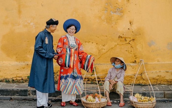 Bộ ảnh cổ phục của đôi vợ chồng già tại Hội An khiến bao người xuýt xoa ngưỡng mộ