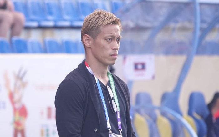 Kỳ lạ như cầu thủ kiêm HLV Keisuke Honda: Campuchia thắng đậm U23 Lào nhưng không cười, mặt luôn ngầu