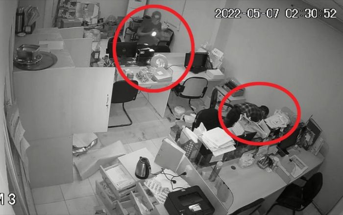 Camera ghi lại 4 đối tượng cạy cửa kho chứa hàng lấy đi hàng loạt tài sản