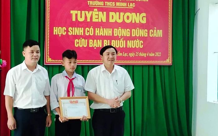 Trao bằng khen cho học sinh lớp 8 cứu hai em nhỏ đuối nước