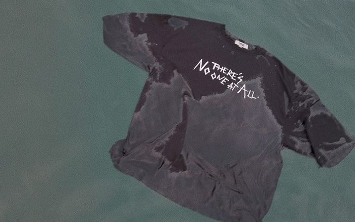 Sơn Tùng ném luôn áo There's is no one at all xuống biển sau drama bị gỡ MV