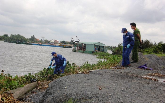 Tá hỏa phát hiện thi thể không đầu, không tay trôi trên sông ở Cà Mau