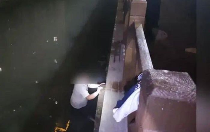 Liều mình nhảy sông cứu người yêu, thái độ của cô gái sau đó khiến chàng trai 'muối mặt'