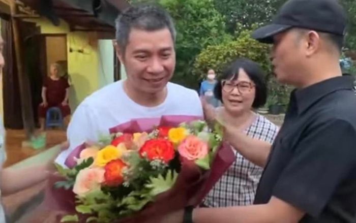 Sau thời gian dưỡng bệnh, NSND Công Lý đi diễn trở lại, khoảnh khắc hội ngộ khiến ai nấy đều xúc động