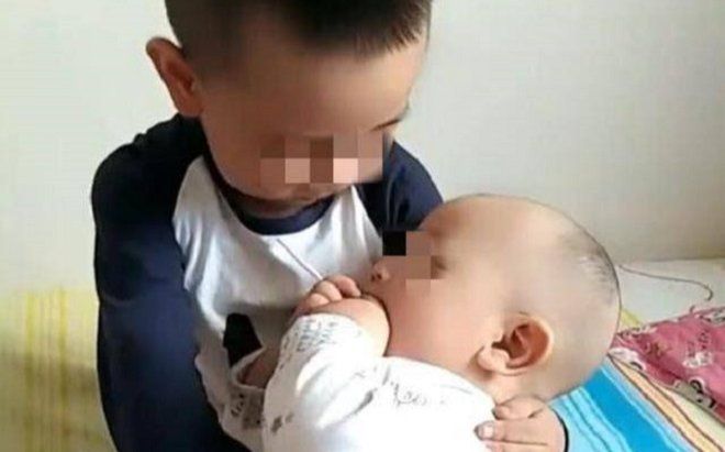 Nhờ con trai 5 tuổi trông em, trở về người mẹ hốt hoảng thấy cảnh tượng 2 anh em trong phòng