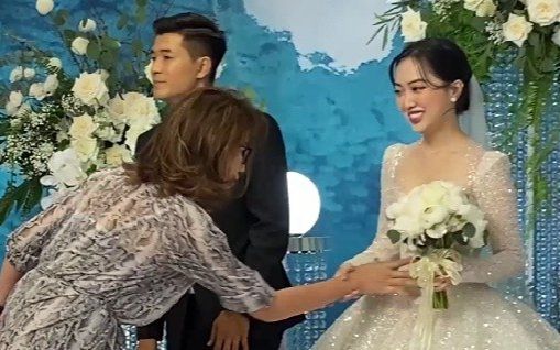 Thực hư chuyện Trang Trần 'check' bụng vợ Hà Đức Chinh trong lễ cưới?