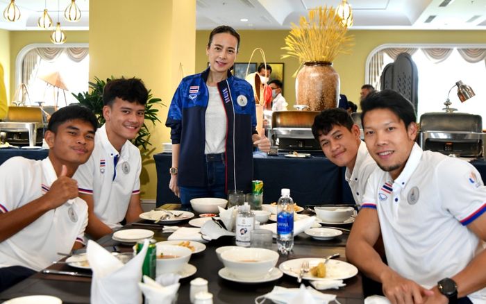 Madam Pang tiếp tế lương thực cho U23 Thái Lan: Đáp ứng mọi thứ để quyết thắng Campuchia