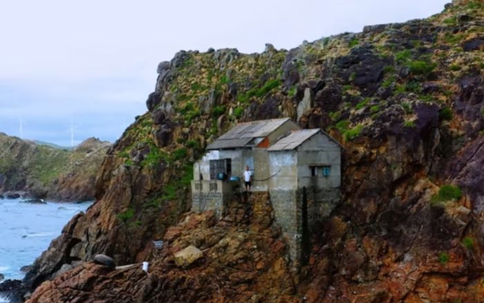 Ngôi nhà đặc biệt nằm giữa lưng chừng vực thẳm, view hướng thẳng ra biển ở Quy Nhơn