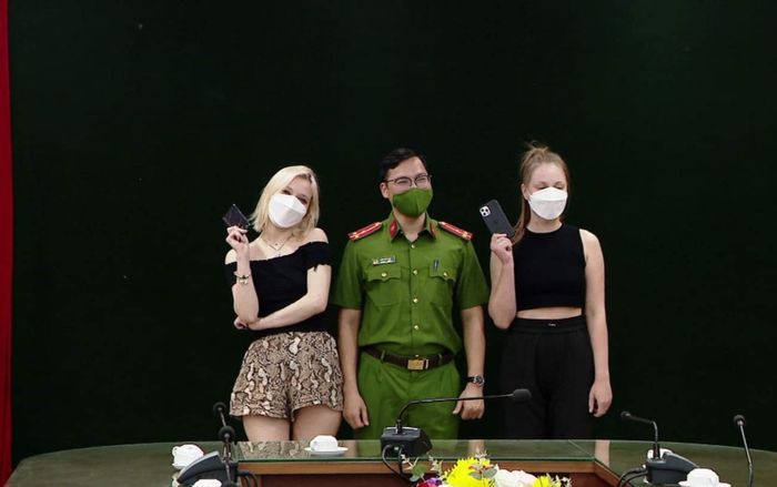 Khởi tố nam tài xế taxi lấy điện thoại của 2 nữ du khách Nga