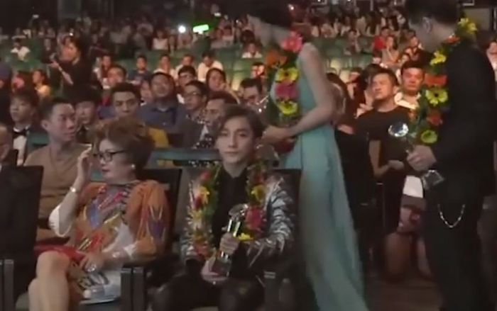 Khoảnh khắc Đông Nhi 'bơ đẹp' Sơn Tùng cách đây 5 năm trước bỗng dưng được netizen 'đào' lại