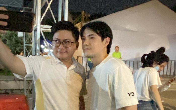 Hộ tống Đông Nhi đi diễn, Ông Cao Thắng vui vẻ chụp ảnh cùng khán giả hậu ồn ào xin lỗi fan
