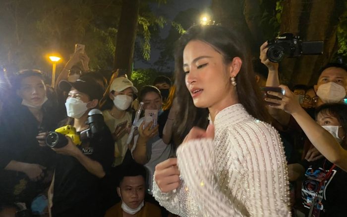Clip: Đông Nhi bật khóc, cúi đầu xin lỗi khán giả hậu ồn ào bị người hâm mộ 'quay lưng'