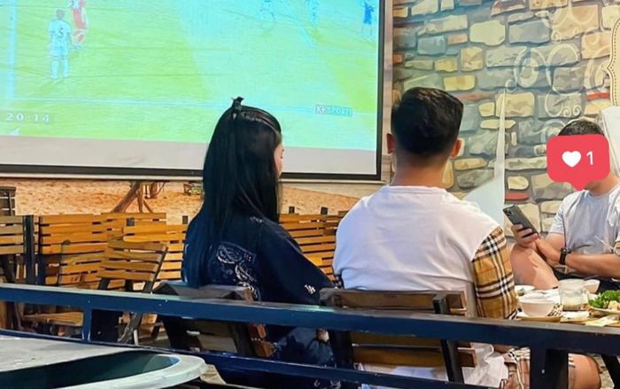 Ét ô ét, bắt gặp Quang Hải và 'bạn gái tin đồn' hẹn hò riêng xem U23 Việt Nam