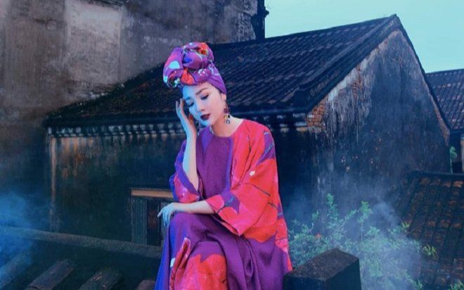 Hội An yêu cầu gỡ ảnh Hoa hậu 51 tuổi tạo dáng chụp hình trên nóc nhà cổ