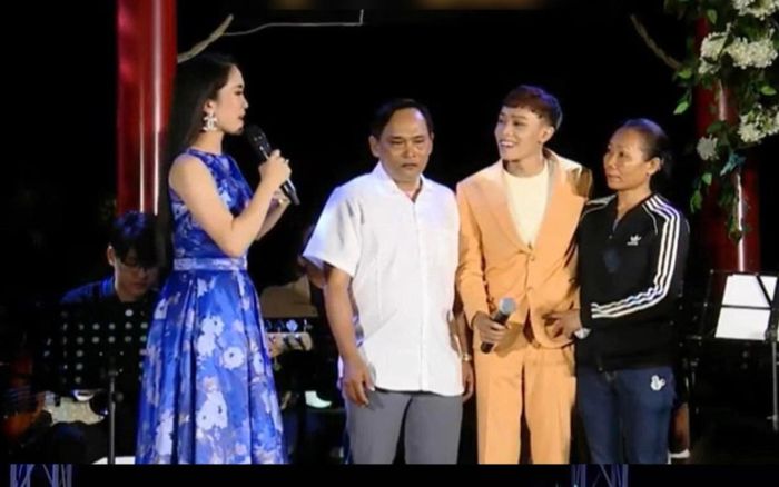 Bố mẹ Hồ Văn Cường lên tận Đà Lạt xem liveshow của con, từ chối phát biểu vì lý do này