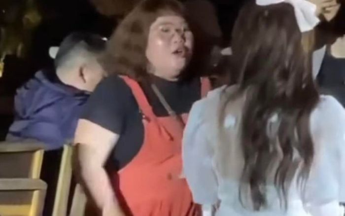 Bất ngờ đưa mic về fan khi đang hát, Hòa Minzy nhận cái kết 'hú hồn' và biểu cảm lầy lội từ khán giả