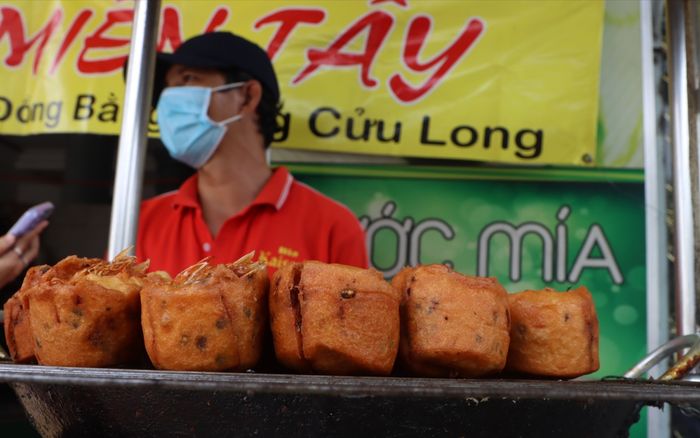 Thầy giáo miền Tây lên Sài Gòn làm bảo vệ, nuôi đam mê với loại bánh độc đáo