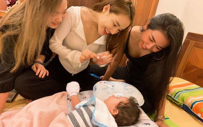 Hoàng Oanh khoe khoảnh khắc Nhã Phương lần đầu gặp bé Max đã vội kết tình 'thông gia'