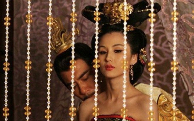Không phải Hoàng hậu hay Phi tần, Hoàng đế lần đầu làm 'chuyện ấy' với ai?