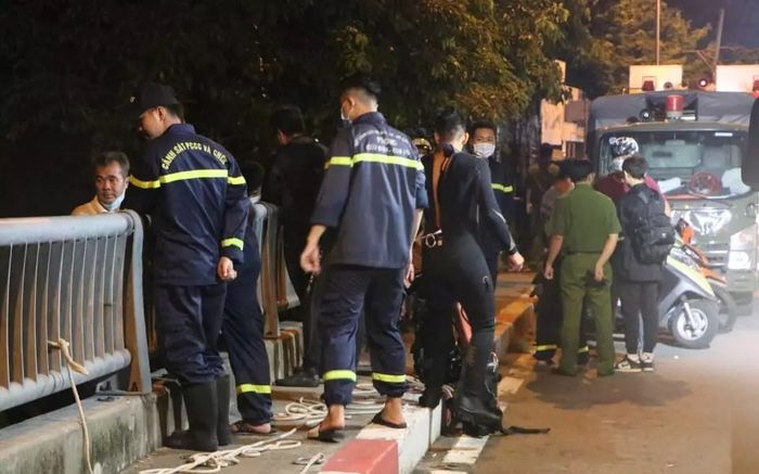 Cô gái kêu gào thảm thiết khi chứng kiến người bạn nam đi cùng bất ngờ nhảy cầu tự tử