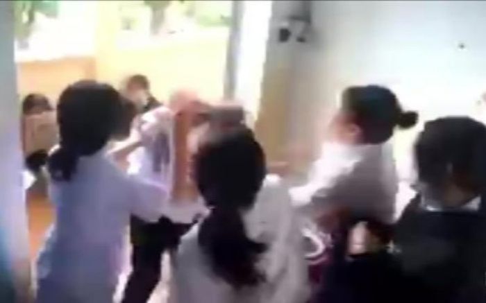 Bình Phước: Nữ sinh lớp 7 bị nhóm bạn đánh hội đồng ngay trong lớp học