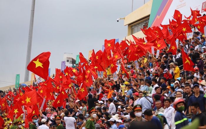 Truyền thông Thái Lan 'sốc' trước sự cuồng nhiệt của khán giả Nam Định dù không có U23 Việt Nam