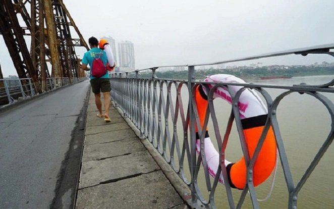 Non nửa số phao cứu sinh trên 6 cây cầu bắc qua sông Hồng đã 'không cánh mà bay' sau vài ngày lắp đặt