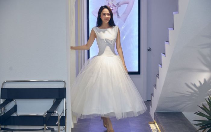 Tiết lộ bộ váy Minh Hằng diện trong hình cưới: Vải được nhập từ nước ngoài, thiết kế tỉ mỉ hơn 1 tháng