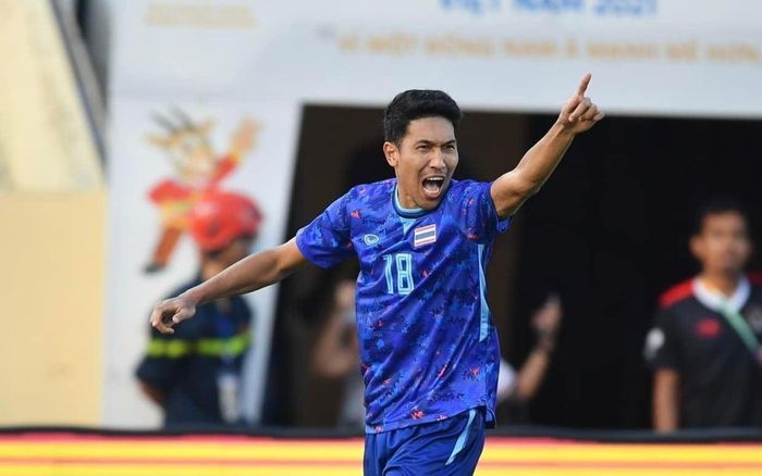 U23 Thái Lan vào chung kết sau 120 phút như phim hành động: 4 cầu thủ bị đuổi và 1 siêu phẩm