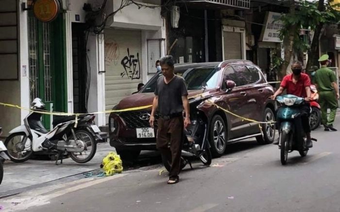 Trong lúc mâu thuẫn, người đàn ông cầm 2 vật giống súng doạ bắn đối phương giữa phố Hà Nội