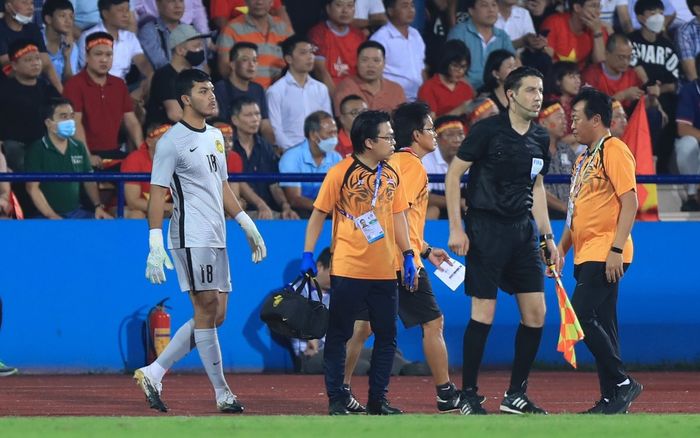 Hình ảnh đặc biệt: Thủ môn Malaysia chấn thương không rời sân giúp Tiến Linh ghi bàn