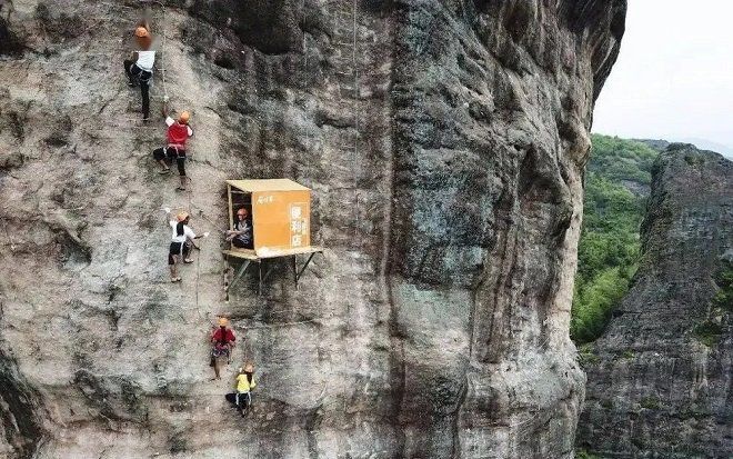 Độc đáo cửa hàng tiện lợi... bất tiện nhất thế giới nằm 'cheo leo' trên vách đá cao 120m