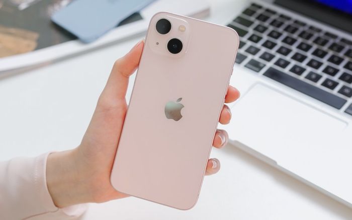 Nhu cầu iPhone tăng trưởng vượt mong đợi