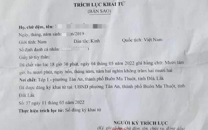 Con trai 3 tuổi đang còn sống, mẹ khóc lóc xin làm giấy khai tử