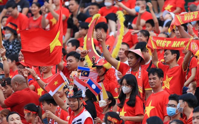 Tuyệt đẹp, khán giả ngồi kín sân Cẩm Phả tiếp sức cho tuyển nữ Việt Nam đấu Thái Lan!