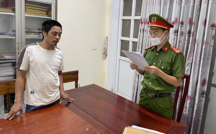 Gã đàn ông đuổi đánh bé gái rồi hành hung khiến công an viên nhập viện